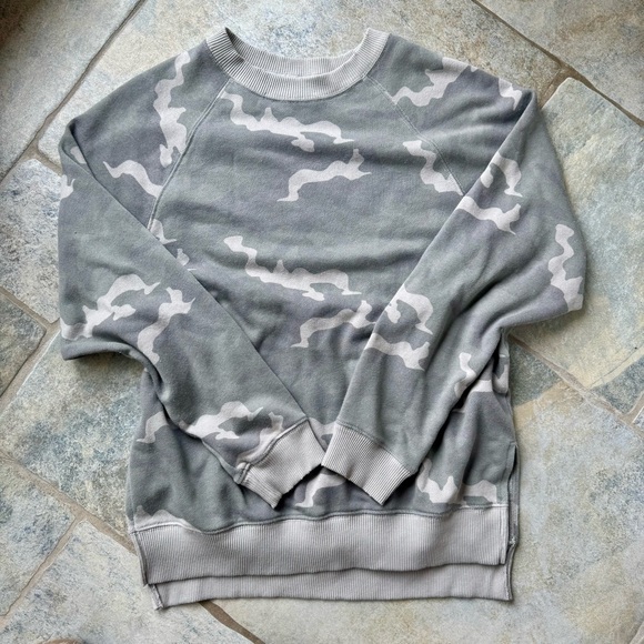 American Eagle Outfitters Ahh-amazingly Soft Gray Camo Oversized‎ Crewneck XS - Picture 2 of 5